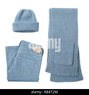 Gestrickter Schal, Mütze und Jeans blaue Farbe auf isolierten weißen Hintergrund. Ansicht von oben. Stockfoto