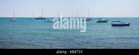 Panoramablick auf das Meer, Yachten auf See, Sommer Tag Stockfoto