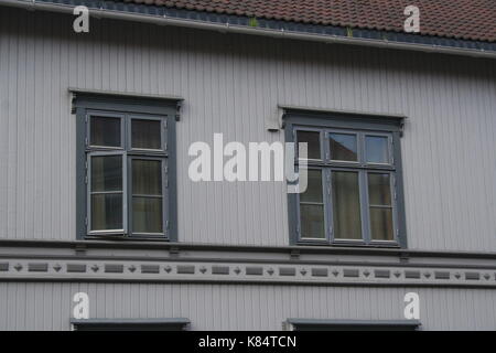 Alte hölzerne Stadthaus in Lillehammer - Windows Stockfoto