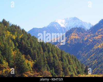 Schöner Blick auf den See und die Berge im Salzkammergut. Natur vorbehalten. National Park. . Chengdu, Sichuan, China. Atemberaubende Aussicht Stockfoto