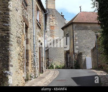 FRESNAY-SUR-SARTHE, Frankreich, 15. JULI 2017: Blick auf die Straßen der malerischen historischen Altstadt von Fresnay-sur-Sarthe in Frankreich. Stockfoto