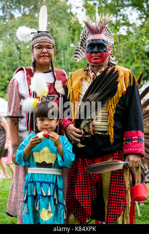 Kanadische Ureinwohner, kanadische First Nations-Familie, die während eines Pow Wow Gathering in London, Ontario, Kanada, für ein Porträt mit Ureinwohner-Insignien posiert. Stockfoto