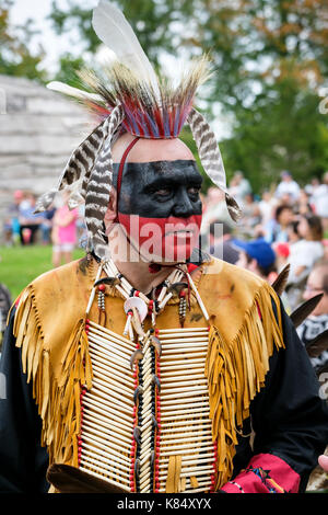 First Nations Wahta Mohawk-Krieger mit Kriegsgesicht während einer indigenen Feier in Pow Wow, Kanada, in London, Ontario, Kanada. Stockfoto