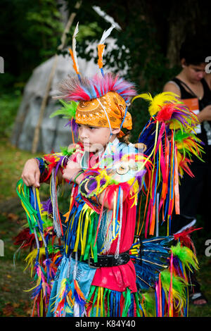 Canada First Nations Junge, Kanada indigene Phantasie Tänzer, im Begriff, den Grastanz während eines Pow Wow in London, Ontario, Kanada, aufzuführen. Stockfoto