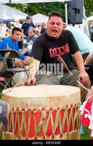 Kanada Ureinwohner, Kanada First Nations Trommler spielen eine zeremonielle Trommel, die für einheimische Gemeinden Zeremonien, Tanz und Pow Wow Feiern verwendet wird. Stockfoto