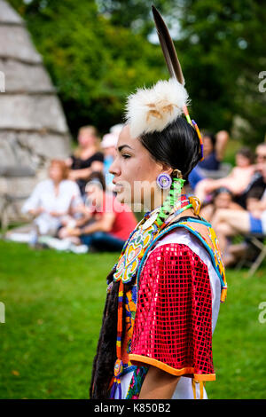 Canada First Nations Oneida/Ojibwa/Ojibway junge indigene Frau, die an einem indigenen Wettbewerb von Pow Wow Canada in London, Ontario, Kanada, teilnimmt. Stockfoto