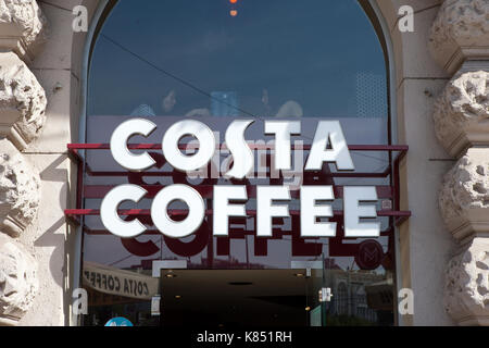 Costa-Kaffee-Schild auf einem Gebäude. Costa Coffee ist ein britisches multinationales Kaffeehausunternehmen mit Sitz in Dunstable. Stockfoto