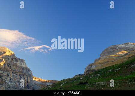 Blick auf das Massiv des Monte Perdido im Ordesa Nationalpark, Anisclo Canyon, Huesca, Aragón, Spanien. Stockfoto