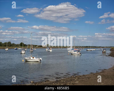 HULLBRIDGE, ESSEX, Großbritannien - 13. AUGUST 2017: Boote liegen auf dem Fluss Crouch vor Stockfoto