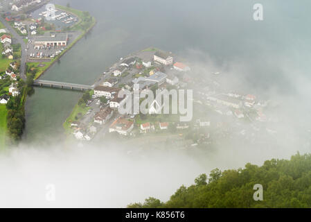 Blick vom Stegastein in auf den Aurlandsfjord, ein Fjord in Sogn Og Fjordane Grafschaft. Norwegen Stockfoto