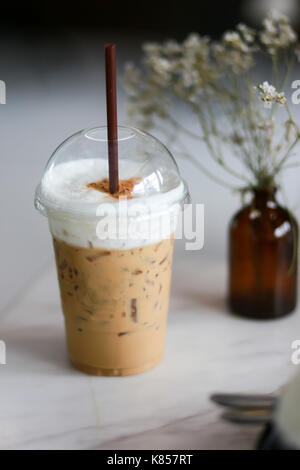 Eiskaffee Schlagsahne Milch im Kaffee shop auf Tisch Stockfoto