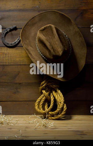 Zubehör cowboy hängen alte hölzerne Wand Ranch Stockfoto