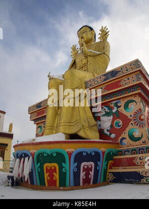 Golden Buddha Skulptur in Leh, Ladahk. Tibet, Indien Stockfoto