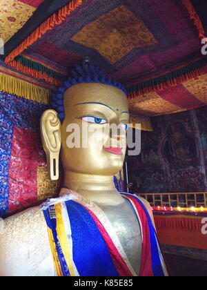 Golden Buddha Skulptur in Leh, Ladahk. Tibet, Indien Stockfoto