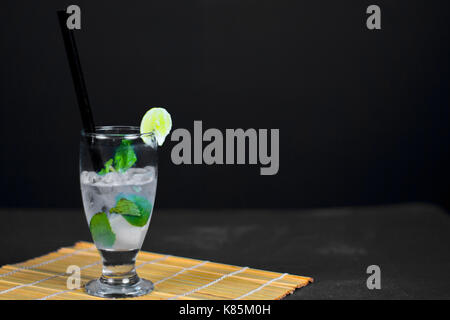 Zitronensaft mit extra Obst Litschis in Es Stockfoto