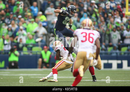 September 17, 2017: Seattle Seahawks tight end Lukas Willson (82) springt über San Francisco 49ers Sicherheit Jaquiski Tartt (29) Während eines Spiels zwischen den San Francisco 49ers und die Seattle Seahawks an CenturyLink Feld in Seattle, WA am 17. September 2017. Die Seahawks besiegten die 49ers 12-9. Sean Brown/CSM Stockfoto