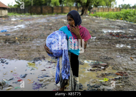 September 17, 2017 - septembar 17, 2017, Cox's Bazar, Bangladesch - Rohingya Flüchtlinge Mädchen mit halten Entlastung in den Straßen am Kutupalong, Cox's Bazar, Bangladesch. Laut UNHCR mehr als 400 tausend Rohingya-flüchtlinge Myanmar haben von Gewalt flohen in den letzten Wochen, die meisten versuchen, die Grenze zu überqueren und Bangladesch zu erreichen. Internationale Organisationen haben Nachmeldungen von Menschenrechtsverletzungen und Exekutionen angeblich durchgeführt von der myanmarischen Armee. Credit: K M Asad/ZUMA Draht/Alamy leben Nachrichten Stockfoto