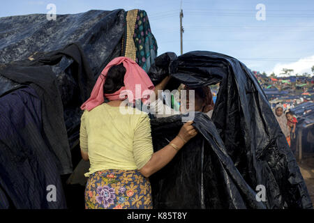 September 17, 2017 - septembar 17, 2017, Cox's Bazar, Bangladesch - Rohingya Frauen arbeiten vor ihrem Zelt am Thenkhali Flüchtlingslager in Cox's Bazar, Bangladesch. Laut UNHCR mehr als 400 tausend Rohingya-flüchtlinge Myanmar haben von Gewalt flohen in den letzten Wochen, die meisten versuchen, die Grenze zu überqueren und Bangladesch zu erreichen. Internationale Organisationen haben Nachmeldungen von Menschenrechtsverletzungen und Exekutionen angeblich durchgeführt von der myanmarischen Armee. Credit: K M Asad/ZUMA Draht/Alamy leben Nachrichten Stockfoto