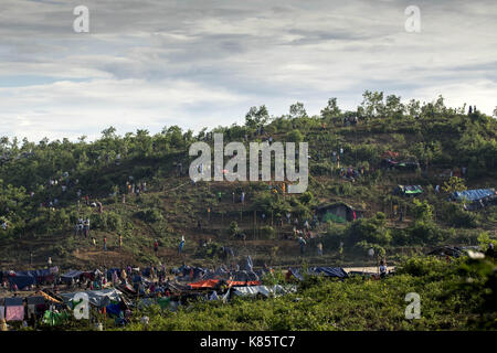 September 17, 2017 - septembar 17, 2017, Cox's Bazar, Bangladesch - Newcomer Rohingya Menschen reinigen Sie den kleinen Hügel ein Zelt am Tangkhali, Cox's Bazar zu machen. Laut UNHCR mehr als 400 tausend Rohingya-flüchtlinge Myanmar haben von Gewalt flohen in den letzten Wochen, die meisten versuchen, die Grenze zu überqueren und Bangladesch zu erreichen. Internationale Organisationen haben Nachmeldungen von Menschenrechtsverletzungen und Exekutionen angeblich durchgeführt von der myanmarischen Armee. Credit: K M Asad/ZUMA Draht/Alamy leben Nachrichten Stockfoto