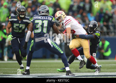September 17, 2017: Seattle Seahawks cornerback Richard Sherman (25) bringt die San Francisco 49ers tight end George Kittle (85) Während eines Spiels zwischen den San Francisco 49ers und die Seattle Seahawks an CenturyLink Feld in Seattle, WA am 17. September 2017. Die Seahawks besiegten die 49ers 12-9. Sean Brown/CSM Stockfoto