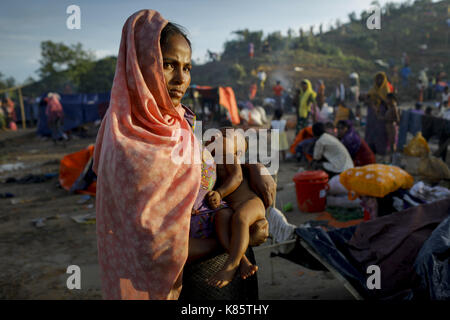 September 17, 2017 - septembar 17, 2017, Cox's Bazar, Bangladesch - Rohingya Flüchtlinge Frau mit ihrem Kind an Thenkhali Flüchtlingslager in Cox's Bazar, Bangladesch. Laut UNHCR mehr als 400 tausend Rohingya-flüchtlinge Myanmar haben von Gewalt flohen in den letzten Wochen, die meisten versuchen, die Grenze zu überqueren und Bangladesch zu erreichen. Internationale Organisationen haben Nachmeldungen von Menschenrechtsverletzungen und Exekutionen angeblich durchgeführt von der myanmarischen Armee. Credit: K M Asad/ZUMA Draht/Alamy leben Nachrichten Stockfoto