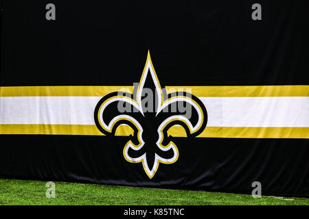 September 17, 2017 - New Orleans Saints Logo während des Spiels zwischen den New England Patriots und die New Orleans Saints im Mercedes-Benz Superdome in New Orleans, LA. New England Patriots gewannen36-20. Stephen Lew/CSM Stockfoto