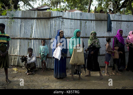 September 17, 2017 - septembar 17, 2017, Cox's Bazar, Bangladesch - Rohingya Flüchtlinge die Menschen auf den Straßen, wie sie warten für Entlastung bei Kutupalong, Cox's Bazar, Bangladesch. Laut UNHCR mehr als 400 tausend Rohingya-flüchtlinge Myanmar haben von Gewalt flohen in den letzten Wochen, die meisten versuchen, die Grenze zu überqueren und Bangladesch zu erreichen. Internationale Organisationen haben Nachmeldungen von Menschenrechtsverletzungen und Exekutionen angeblich durchgeführt von der myanmarischen Armee. Credit: K M Asad/ZUMA Draht/Alamy leben Nachrichten Stockfoto