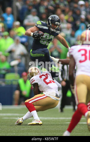 September 17, 2017: Seattle Seahawks tight end Lukas Willson (82) springt über San Francisco 49ers Sicherheit Jaquiski Tartt (29) Während eines Spiels zwischen den San Francisco 49ers und die Seattle Seahawks an CenturyLink Feld in Seattle, WA am 17. September 2017. Die Seahawks besiegten die 49ers 12-9. Sean Brown/CSM Stockfoto