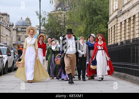 Jane Austen Festival. 8. bis 17. September 2017. Badewanne, Somerset, England, UK, Europa. Regency kostümierten Mini-Promenade der Holburne Museum, Sonntag, 17. September 2017. Am letzten Tag des Festivals, das in diesem Jahr der 200. Jahrestag der Jane Austen's Tod markiert. Credit: Ian Flasche/Alamy leben Nachrichten Stockfoto