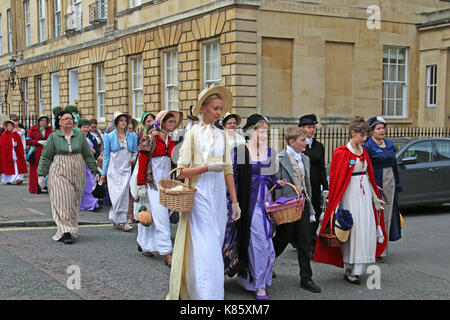 Jane Austen Festival. 8. bis 17. September 2017. Badewanne, Somerset, England, UK, Europa. Regency kostümierten Mini-Promenade der Holburne Museum, Sonntag, 17. September 2017. Am letzten Tag des Festivals, das in diesem Jahr der 200. Jahrestag der Jane Austen's Tod markiert. Credit: Ian Flasche/Alamy leben Nachrichten Stockfoto