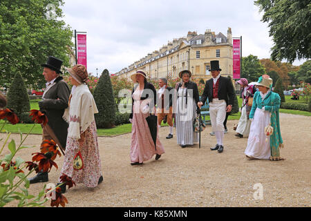 Jane Austen Festival. 8. bis 17. September 2017. Badewanne, Somerset, England, UK, Europa. Regency kostümierten Mini-Promenade der Holburne Museum, Sonntag, 17. September 2017. Am letzten Tag des Festivals, das in diesem Jahr der 200. Jahrestag der Jane Austen's Tod markiert. Credit: Ian Flasche/Alamy leben Nachrichten Stockfoto