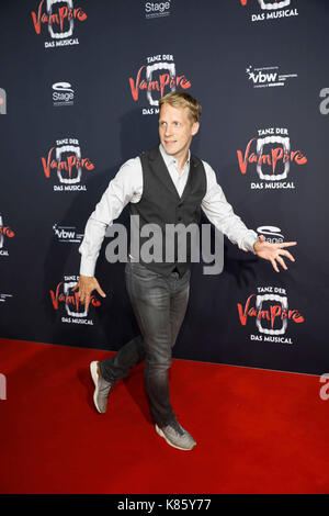 Hamburg, Deutschland. 17 Sep, 2017. Deutsche Comedian und TV-Moderator Oliver Pocker kommt auf die Bühne Theater für die Premiere des Musicals "Tanz der Vampire" (Tanz der Vampire") in Hamburg, Deutschland, 17. September 2017. Foto: Georg Wendt/dpa/Alamy leben Nachrichten Stockfoto