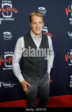 Hamburg, Deutschland. 17 Sep, 2017. Deutsche Comedian und TV-Moderator Oliver Pocker kommt auf die Bühne Theater für die Premiere des Musicals "Tanz der Vampire" (Tanz der Vampire") in Hamburg, Deutschland, 17. September 2017. Foto: Georg Wendt/dpa/Alamy leben Nachrichten Stockfoto