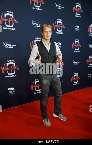 Hamburg, Deutschland. 17 Sep, 2017. Deutsche Comedian und TV-Moderator Oliver Pocker kommt auf die Bühne Theater für die Premiere des Musicals "Tanz der Vampire" (Tanz der Vampire") in Hamburg, Deutschland, 17. September 2017. Foto: Georg Wendt/dpa/Alamy leben Nachrichten Stockfoto