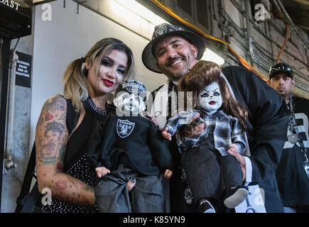 Oakland, Kalifornien, USA. 17 Sep, 2017. Mitglieder der Raider Nation (der offizielle Name für Fans der Oakland Raiders), bevor ein NFL Spiel zwischen den New York Jets und die Oakland Raiders am Oakland Coliseum in Oakland, Kalifornien. Valerie Shoaps/CSM/Alamy leben Nachrichten Stockfoto