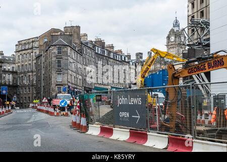 Edinburgh, Großbritannien. 18 Sep, 2017. Die berühmte 'Bendy Brücke' wurde von Leith Street in Edinburgh am Wochenende entfernt werden, um die Entwicklung der neuen St James Viertel Credit: Rich Dyson/Alamy Leben Nachrichten zu ermöglichen Stockfoto