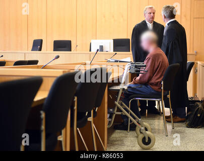 Aachen, Deutschland. 18 Sep, 2017. Die beklagte in einem fahrzeugtotschlag Fall, Charles T., sitzt in einem Gerichtssaal in Aachen, Deutschland, 18. September 2017. Das niederländische Nationale ist zwei Zählimpulse des Mordes und einem Zählimpuls des versuchten Mordes angeklagt. (Achtung Redaktionen: das Gesicht der Beklagte pixelig in Übereinstimmung mit den Datenschutzgesetzen wurde auf Ersuchen der seinen Anwalt.) Credit: Henning Kaiser/dpa/Alamy leben Nachrichten Stockfoto