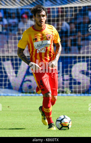 Neapel, Italien - 17. SEPTEMBER: Viola Benito Nicolas von Benevent in Aktion während der Serie ein Fußballspiel zwischen SSC Napoli und Benevento Calcio im Stadio San Paolo am 17. September 2017 in Neapel, Italien (Foto von Marco Iorio) Stockfoto