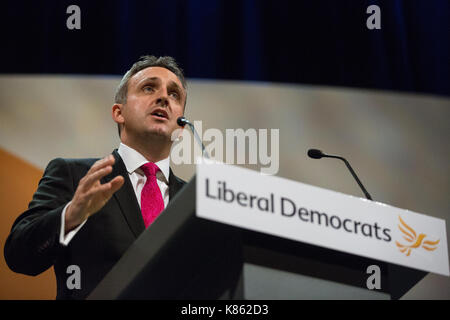 Bournemouth, UK. 17 Sep, 2017. Alex Cole-Hamilton MSP spricht während einer Debatte über Liberale Politik auf dem Gebiet der Europäischen Union während der Herbsttagung. Partei Mitglieder einen geänderten Antrag die Politik der Partei von dem Bürger die letzte Instanz, die über die endgültigen Bedingungen der Brexit in Form eines 'Exit aus Brexit "Referendum und lehnte eine Verschiebung des Referendums zu ignorieren und zurück Ausschuss Artikel 50. Credit: Mark Kerrison/Alamy leben Nachrichten Stockfoto