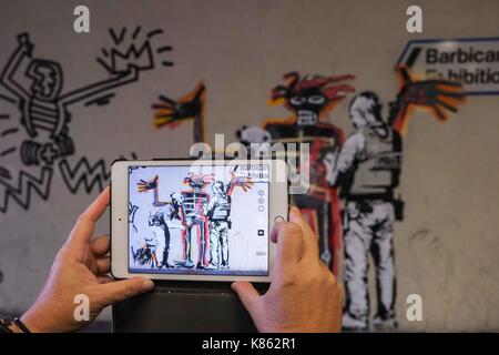London, Großbritannien. 18 Sep, 2017. Neue Wandbilder von Graffiti Künstler Banksy an einer Wand in der Nähe des Barbican Centre in London gesehen. Die Arbeit kennzeichnen die Eröffnung einer Ausstellung von New York Graffiti Künstler- Maler Jean-Michel Basquiat. Credit: Claire Doherty/Alamy leben Nachrichten Stockfoto