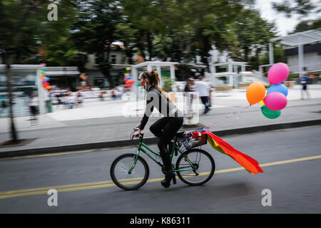 Eine Frau auf einem Fahrrad ist während der jährliche Gay Pride in Belgrad gesehen. Gay Pride in Serbien seit 2001 gehalten, und dieses Ereignis ist der vierte in einer Reihe, geht ohne Probleme, wie eine große neue serbische Politiker einschließlich des Premierministers Ana Brnabi? Und Bürgermeister von Belgrad Siniša Mali. begann die Gay Parade und die LGBT Gemeinschaft zu unterstützen. Am 17. September 2017 in Belgrad, Serbien. Stockfoto