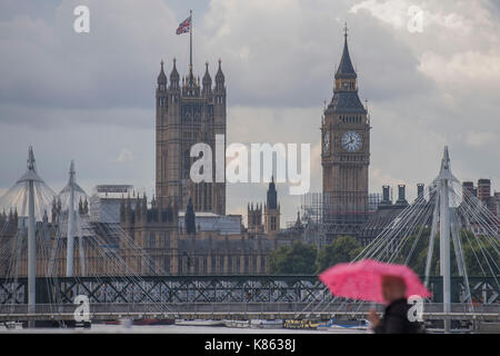 London, Großbritannien. 18 Sep, 2017. UK Wetter. Sonnenschirme sind wie der Regen an der Waterloo Bridge, vor den Häusern des Parlaments fällt. London, 18. Sep 2017. Credit: Guy Bell/Alamy leben Nachrichten Stockfoto