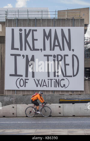 London, Großbritannien. 18 Sep, 2017. Ein Plakat an der Southbank komplexe sagt wie Mann, bin ich müde (Wartezeit) für die Unterhaltung der Nutzer von Waterloo Bridge. Credit: Guy Bell/Alamy leben Nachrichten Stockfoto