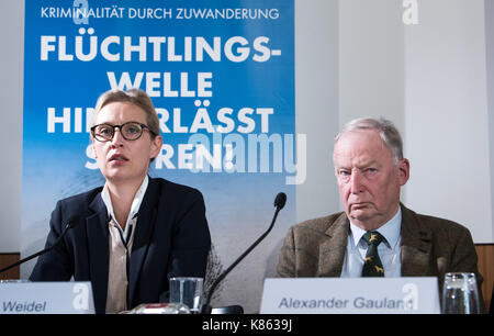 Berlin, Deutschland. 18 Sep, 2017. Alice Weidel und Alexander Gauland (R), dem führenden Kandidaten für die Alternative für Deutschland (AfD), auf einer Pressekonferenz zu den Themen Einwanderung und Kriminalität in Berlin, Deutschland, 18. September 2017. Quelle: Bernd von Jutrczenka/dpa/Alamy leben Nachrichten Stockfoto