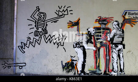 London, Großbritannien. 18 Sep, 2017. Zwei neue Banksy Kunstwerke auf der Wand des Barbican Centre in London. Credit: Dinendra Haria/Alamy leben Nachrichten Stockfoto