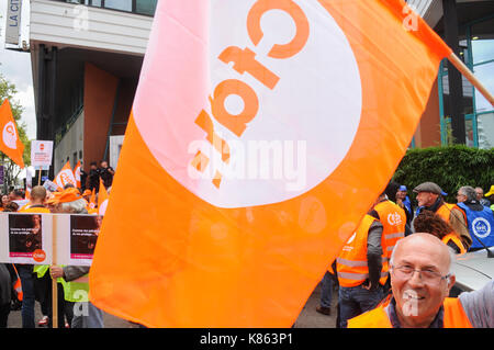 LYON, Frankreich, 18. SEPTEMBER 2017: Mitglieder der CFDT, CFTC Gewerkschaften, die meist aus dem Bereich Transporte, stand vor dem MEDEF Hauptsitz in Lyon (Süd-ost-Frankreich) am 18. September 2017 gegen die Politik der Regierung und vor allem ordonancies auf das Arbeitsrecht zu protestieren. Credit: Serge Mouraret/Alamy leben Nachrichten Stockfoto