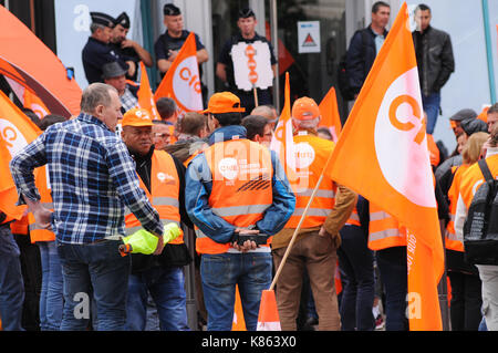 LYON, Frankreich, 18. SEPTEMBER 2017: Mitglieder der CFDT, CFTC Gewerkschaften, die meist aus dem Bereich Transporte, stand vor dem MEDEF Hauptsitz in Lyon (Süd-ost-Frankreich) am 18. September 2017 gegen die Politik der Regierung und vor allem ordonancies auf das Arbeitsrecht zu protestieren. Credit: Serge Mouraret/Alamy leben Nachrichten Stockfoto