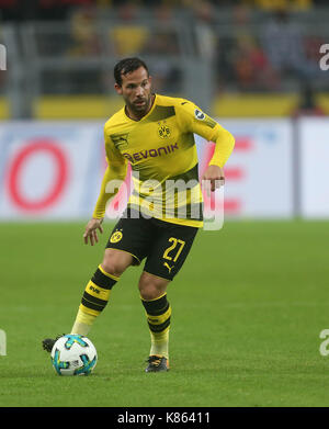 Dortmund, Deutschland. 17 Sep, 2017. Dortmunder Gonzalo Castro auf der Kugel während der deutschen Bundesliga Fußball Spiel zwischen Borussia Dortmund und der 1. FC Köln im Signal Iduna Park Stadion in Dortmund, Deutschland, 17. September 2017. Credit: Ina Faßbender/dpa/Alamy leben Nachrichten Stockfoto