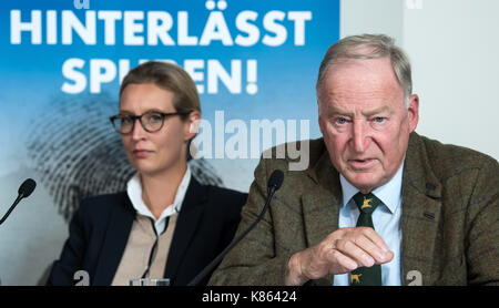 Berlin, Deutschland. 18 Sep, 2017. Alice Weidel und Alexander Gauland (R), dem führenden Kandidaten für die Alternative für Deutschland (AfD), auf einer Pressekonferenz zu den Themen Einwanderung und Kriminalität in Berlin, Deutschland, 18. September 2017. Quelle: Bernd von Jutrczenka/dpa/Alamy leben Nachrichten Stockfoto