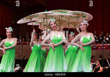 Chicago, USA. 17 Sep, 2017. Tänzer Chinese Folk Dance 'Blüte' in Chicago, USA, Sept. 17, 2017. Ein Konzert mit dem Thema China - US-amerikanischen Freundschaft wurde inszeniert an Jay Pritzker Pavilion in Millennium Park in der Innenstadt von Chicago, am Sonntag zieht Tausende chinesische Staatsbürger und Amerikaner gleichermaßen. Credit: Wang Ping/Xinhua/Alamy leben Nachrichten Stockfoto